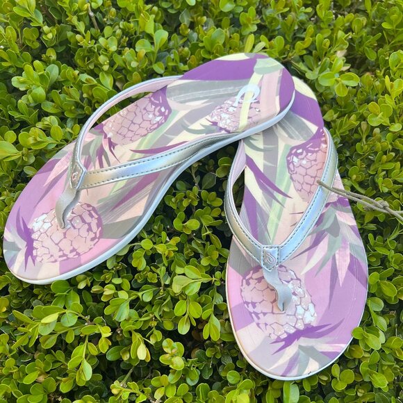 NWT OluKai - HO'OPIO HAU - Size 9 - Silver & Floral - Sandals - Flip Flops - Picture 1 of 7